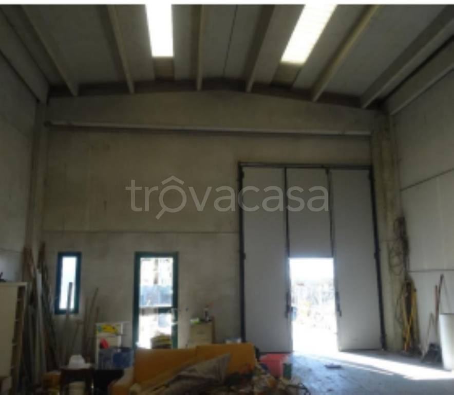 locale commerciale in vendita a Chignolo Po