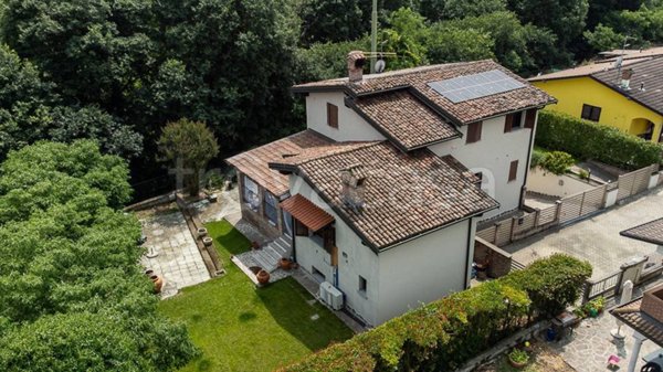 casa indipendente in vendita a Chignolo Po in zona Lambrinia