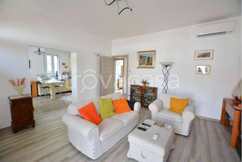 casa indipendente in vendita a Chignolo Po in zona Lambrinia