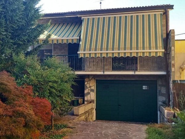 casa indipendente in vendita a Chignolo Po in zona Lambrinia