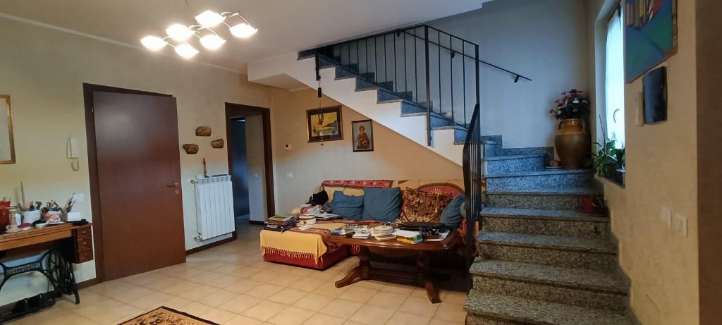 casa indipendente in vendita a Chignolo Po in zona Lambrinia