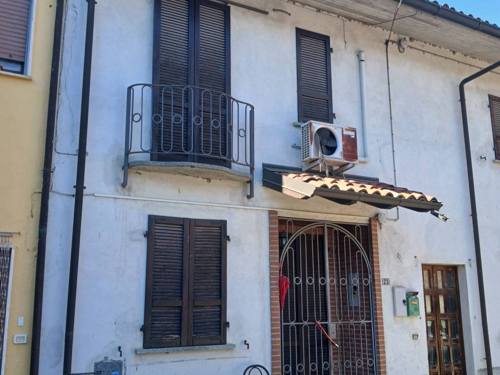 casa indipendente in vendita a Chignolo Po in zona Lambrinia