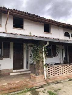 casa indipendente in vendita a Chignolo Po in zona Lambrinia