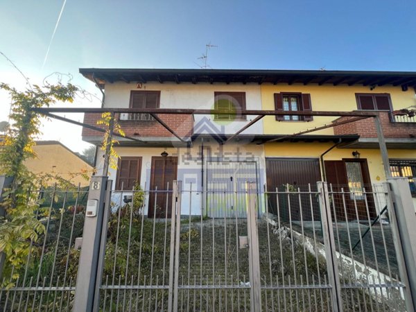 casa indipendente in vendita a Chignolo Po in zona Lambrinia