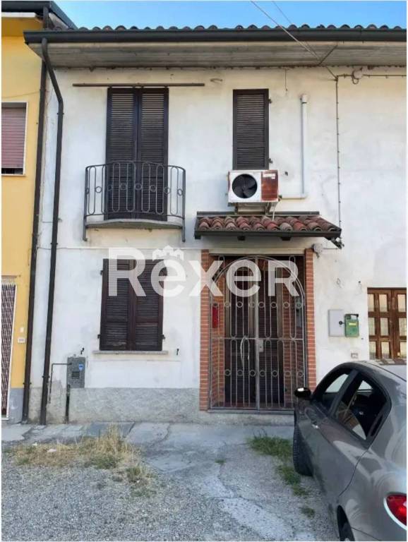 casa indipendente in vendita a Chignolo Po in zona Lambrinia