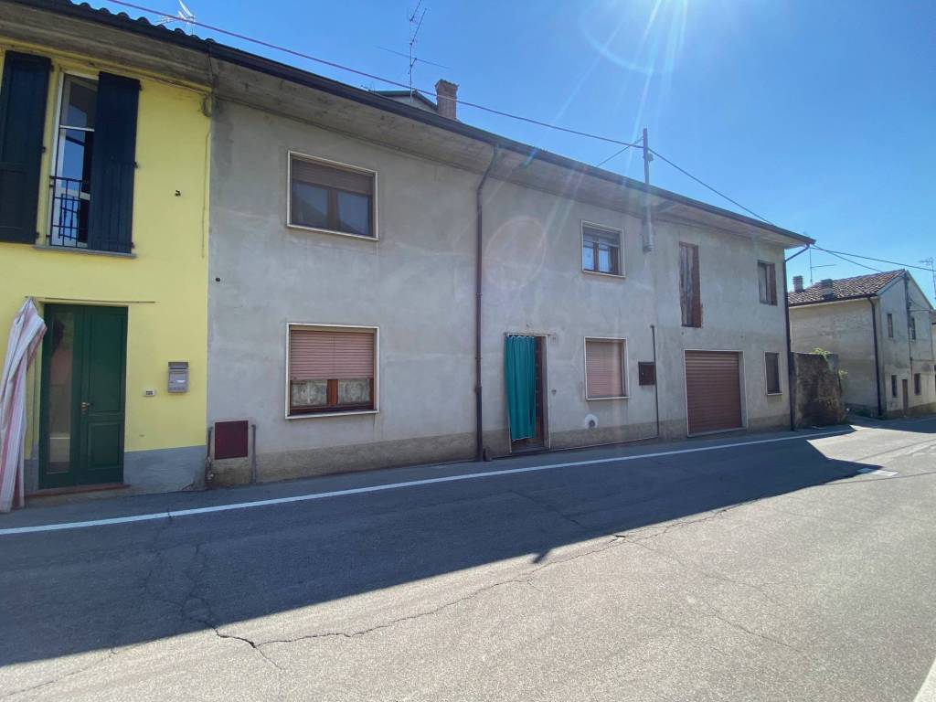 casa indipendente in vendita a Chignolo Po in zona Lambrinia
