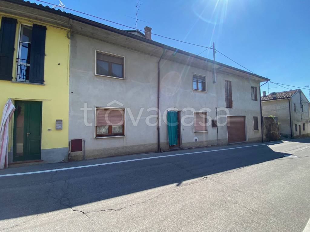 casa indipendente in vendita a Chignolo Po in zona Lambrinia