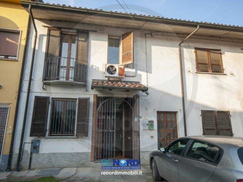 casa indipendente in vendita a Chignolo Po in zona Lambrinia