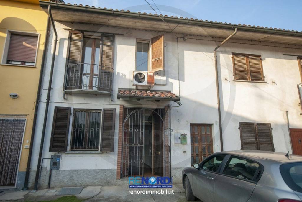casa indipendente in vendita a Chignolo Po in zona Lambrinia