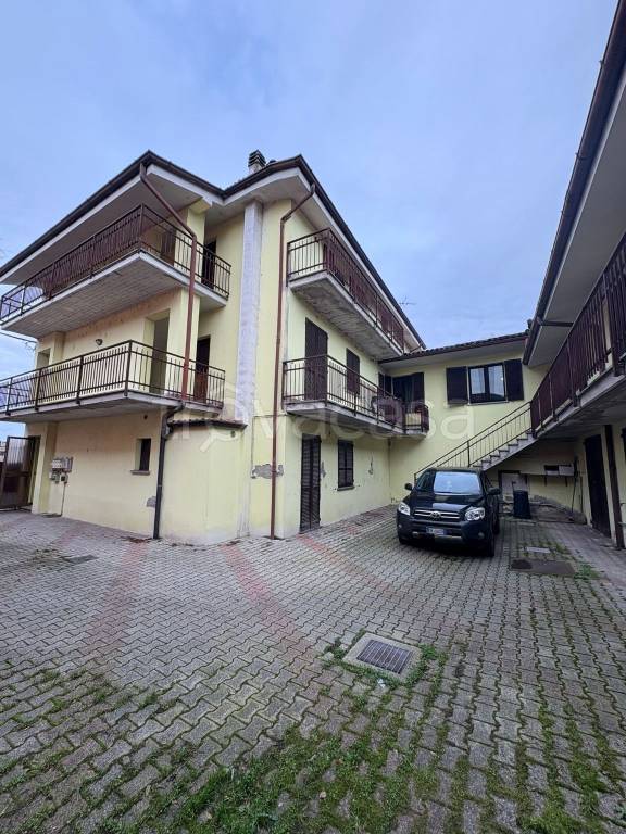 appartamento in vendita a Chignolo Po in zona Lambrinia