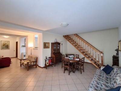 casa semindipendente in vendita a Chignolo Po in zona Lambrinia