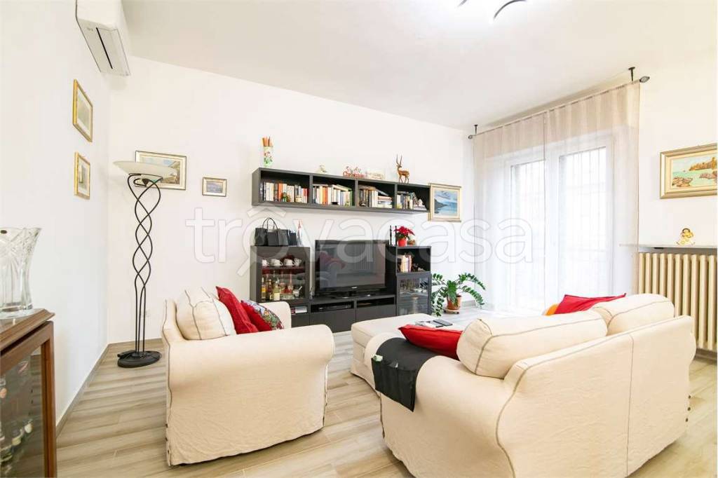 casa indipendente in vendita a Chignolo Po in zona Lambrinia