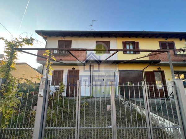 casa indipendente in vendita a Chignolo Po in zona Lambrinia