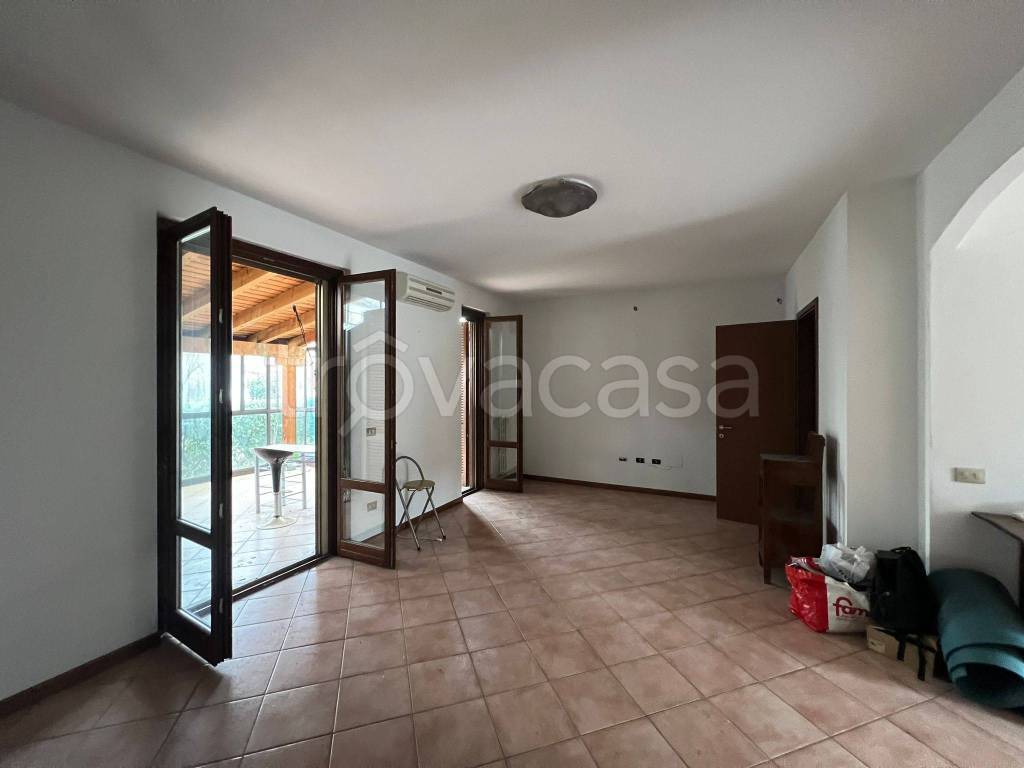 casa indipendente in vendita a Chignolo Po in zona Lambrinia