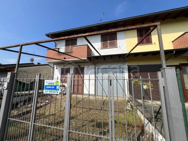 casa indipendente in vendita a Chignolo Po in zona Lambrinia