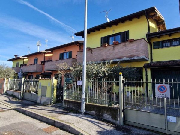 casa indipendente in vendita a Chignolo Po in zona Lambrinia