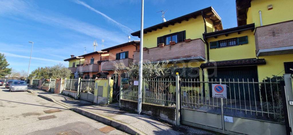 casa indipendente in vendita a Chignolo Po in zona Lambrinia