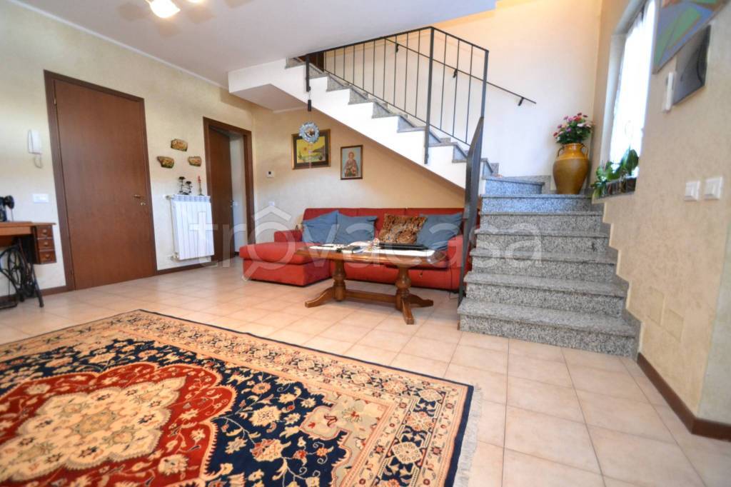 casa indipendente in vendita a Chignolo Po in zona Lambrinia