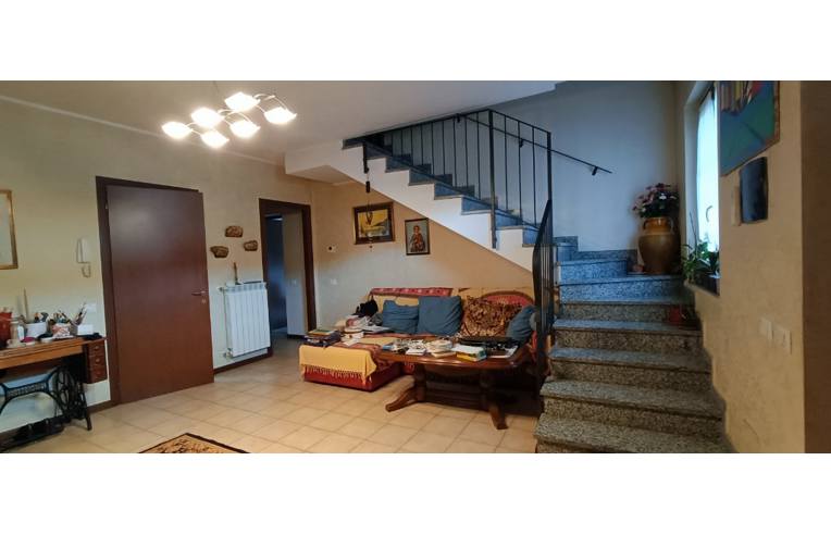 casa indipendente in vendita a Chignolo Po in zona Lambrinia