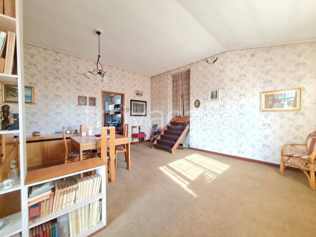 appartamento in vendita a Chignolo Po in zona Lambrinia