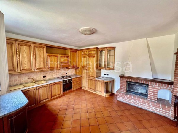 casa indipendente in vendita a Chignolo Po in zona Lambrinia