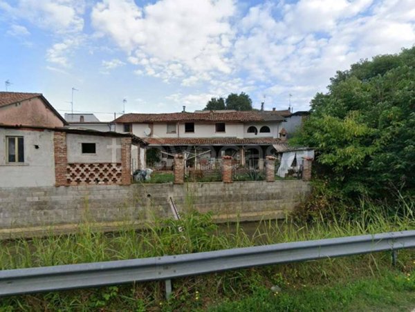 casa indipendente in vendita a Chignolo Po in zona Lambrinia
