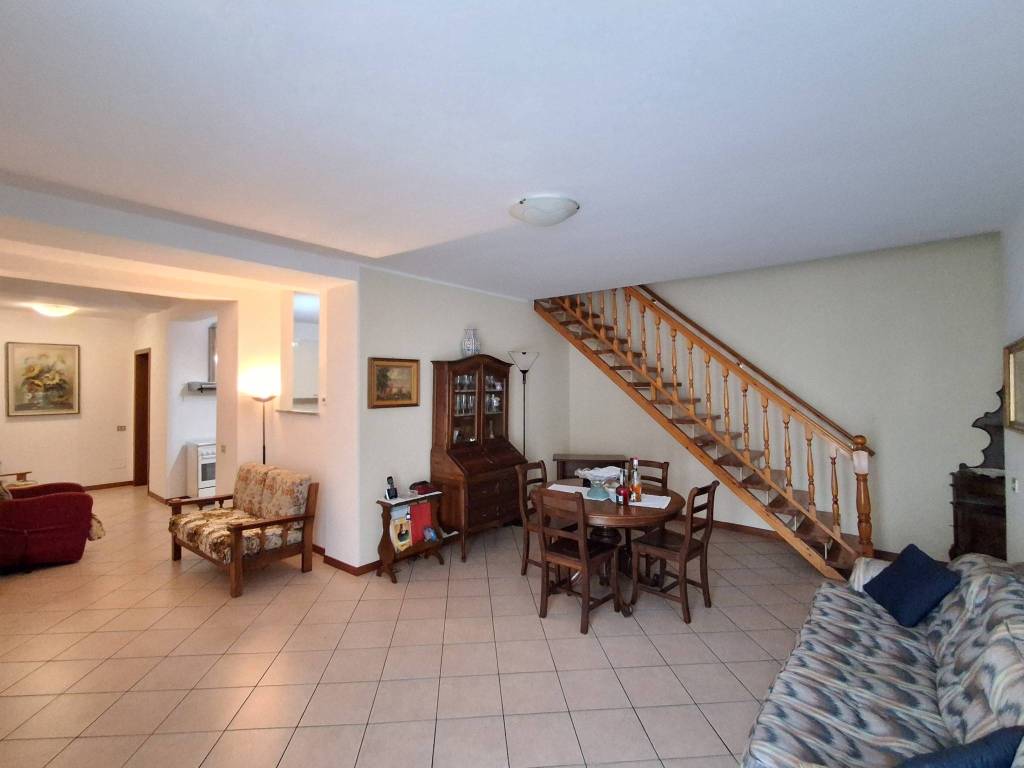 casa indipendente in vendita a Chignolo Po in zona Lambrinia