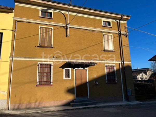 casa indipendente in vendita a Chignolo Po in zona Lambrinia