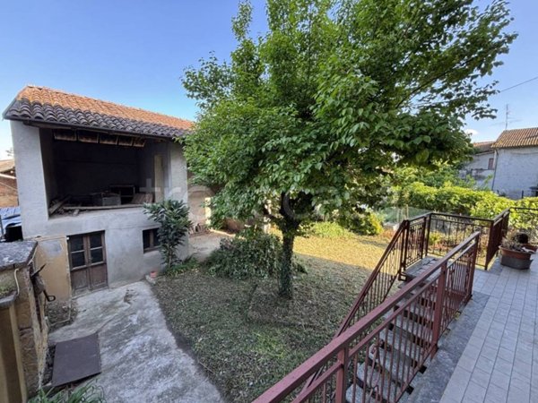 casa indipendente in vendita a Chignolo Po in zona Lambrinia