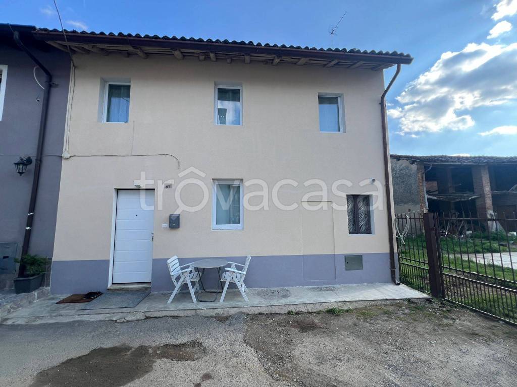 casa indipendente in vendita a Chignolo Po in zona Lambrinia