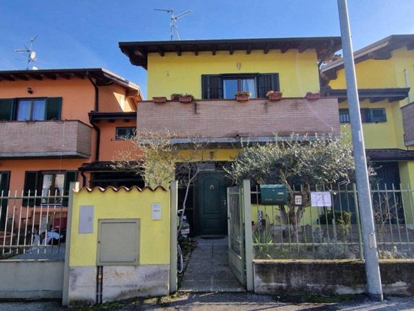 casa indipendente in vendita a Chignolo Po in zona Lambrinia