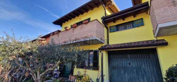 casa indipendente in vendita a Chignolo Po in zona Lambrinia