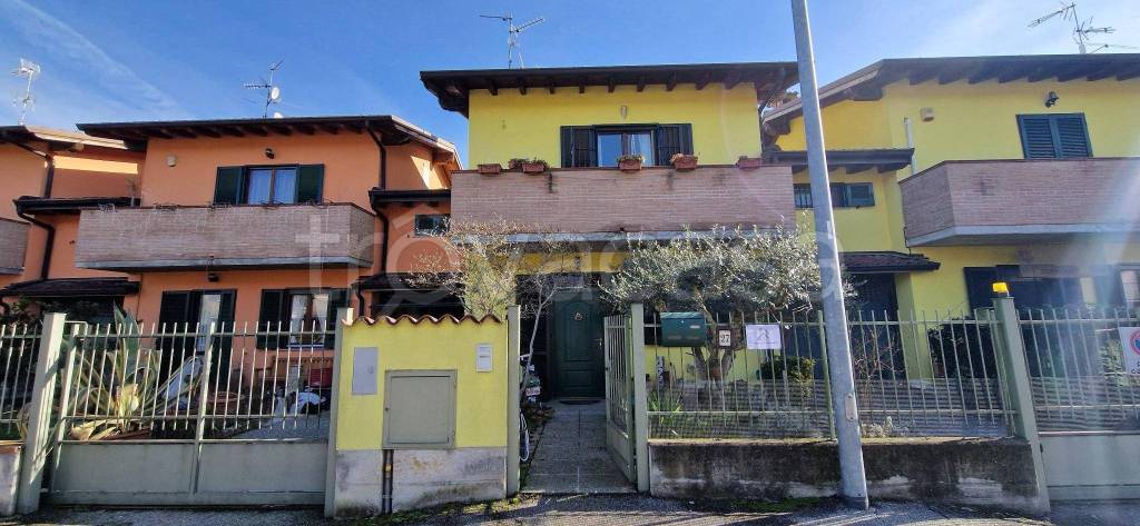 casa indipendente in vendita a Chignolo Po in zona Lambrinia