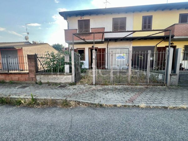 casa indipendente in vendita a Chignolo Po in zona Lambrinia