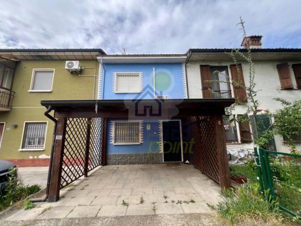 casa indipendente in vendita a Chignolo Po in zona Lambrinia