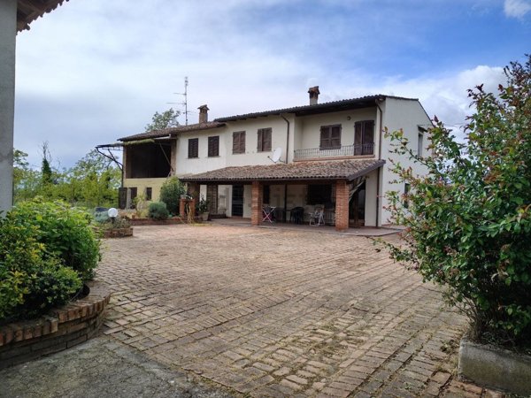 casa indipendente in vendita a Chignolo Po in zona Lambrinia