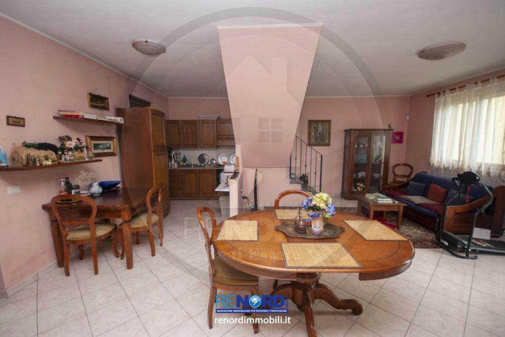 casa indipendente in vendita a Chignolo Po in zona Lambrinia