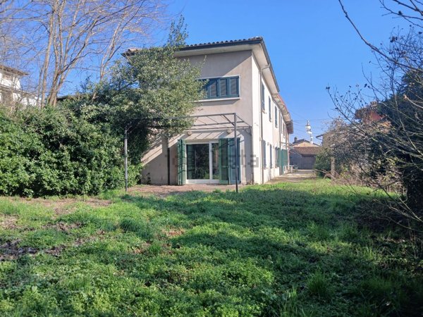 casa semindipendente in vendita a Chignolo Po in zona Lambrinia