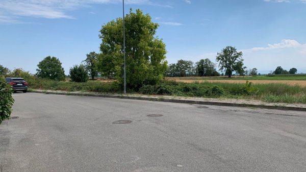 terreno edificabile in vendita a Chignolo Po in zona Alberone
