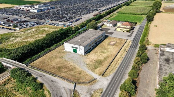 locale commerciale in vendita a Chignolo Po