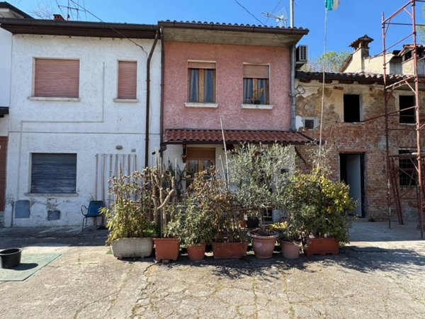 casa indipendente in vendita a Chignolo Po in zona Lambrinia