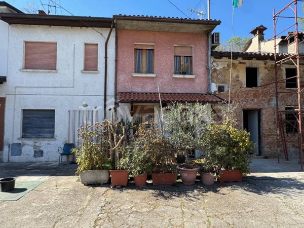 casa indipendente in vendita a Chignolo Po in zona Lambrinia