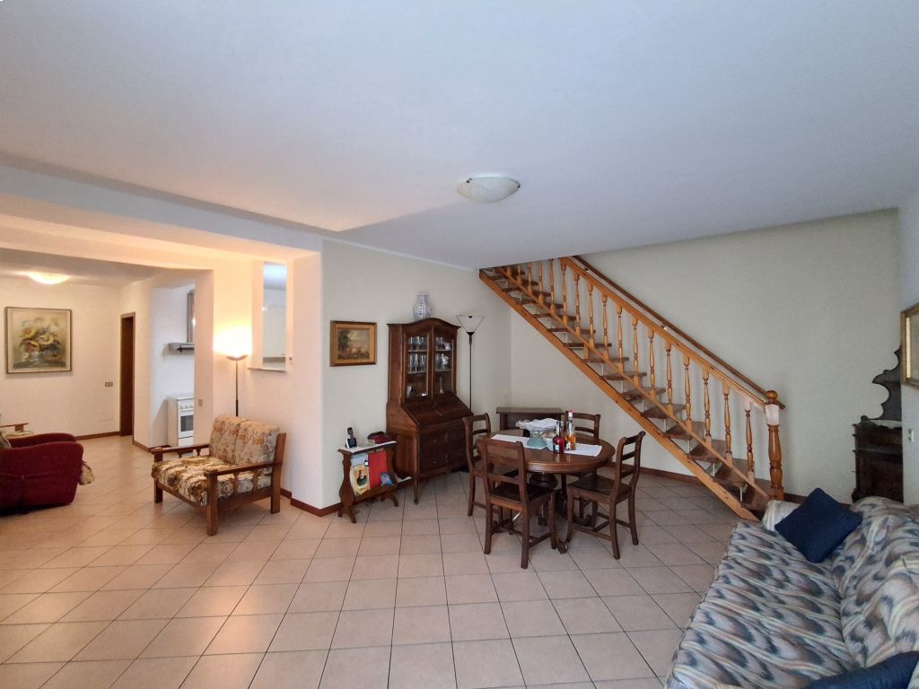 casa semindipendente in vendita a Chignolo Po in zona Lambrinia