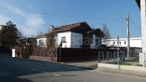 casa indipendente in vendita a Cilavegna