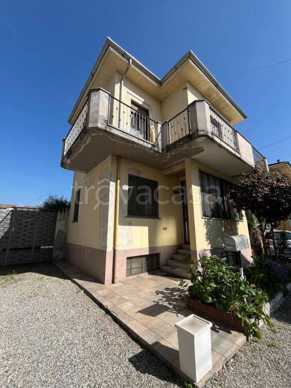 casa indipendente in vendita a Cilavegna