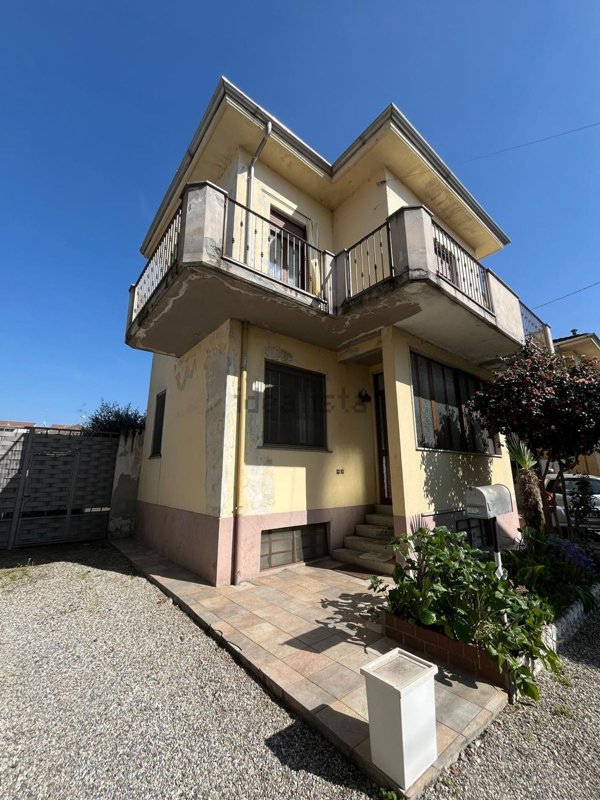 casa indipendente in vendita a Cilavegna