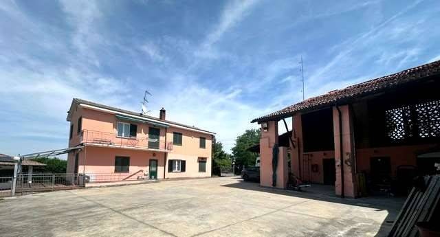 casa indipendente in vendita a Codevilla in zona Mondondone