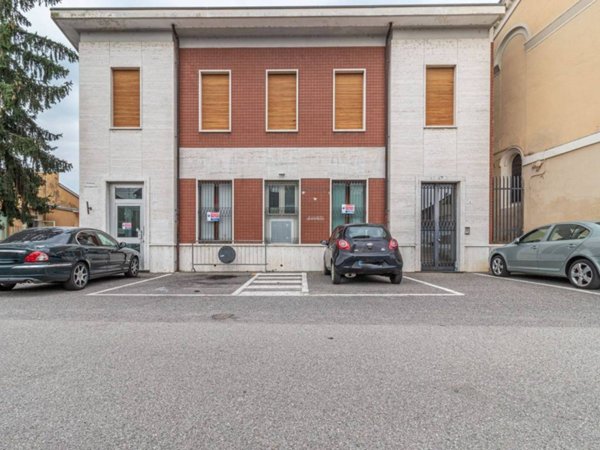 negozio in vendita a Confienza