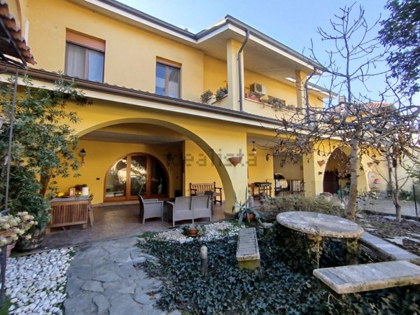 casa indipendente in vendita a Confienza