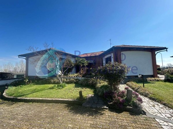 casa indipendente in vendita a Confienza